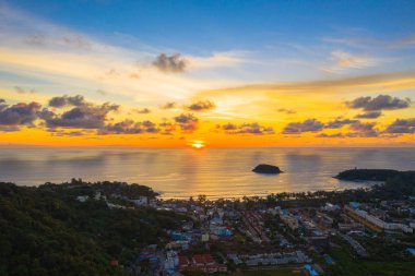 Kata beach Karon beach ortasında iki Plaj yakın hava panorama doğarken Pu adalar vardır