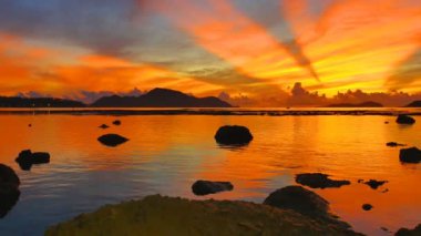 sahne yansıma Rawai denizi güzel gündoğumu. sabah ışık inanılmaz renkli gökyüzünde parlıyor.