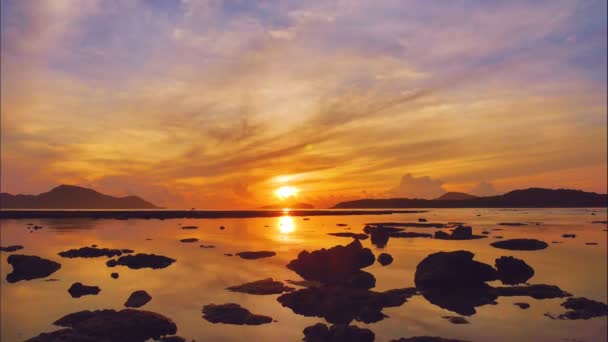 Mooie Time Lapse Weerspiegelen Van Zonsopgang Rawai Zee Reflectie Van — Stockvideo