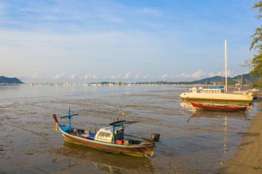 Chalong marina için yoğun tekne aktivite merkezidir. Düzenli yelken yarışı düzenler Chalong yat kulübü