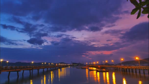 时间流逝清晨的第一盏灯在查龙码头上方的蓝天上有甜美的粉红色和紫色 — 图库视频影像