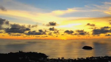 zaman atlamalı havadan görünümü Kata köyde Phuket günbatımı timepanorama sahne günbatımı Andaman Denizi'nde yukarıda. Kata beach Karon beach ortasında küçük Pu ada.