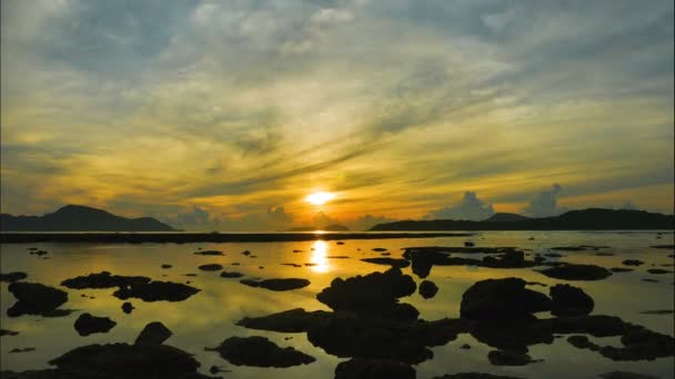 Ime Förfaller Natursköna Speglar Vackert Solsken Havet Fiskebåtarna Leran Rawai — Stockvideo