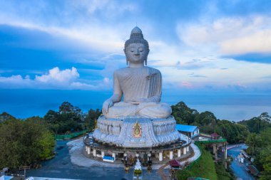 Beyaz big Buddha hava fotoğrafçılığı manzara mavi gökyüzü ve Phuket arkasında mavi okyanus. Beyaz büyük Buda Phuket