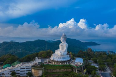 Beyaz big Buddha hava fotoğrafçılığı manzara mavi gökyüzü ve Phuket arkasında mavi okyanus. Beyaz büyük Buda Phuket