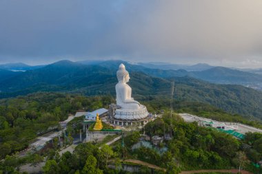 Beyaz big Buddha hava fotoğrafçılığı manzara mavi gökyüzü ve Phuket arkasında mavi okyanus. Beyaz büyük Buda Phuket