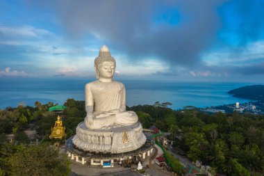 Beyaz big Buddha hava fotoğrafçılığı manzara mavi gökyüzü ve Phuket arkasında mavi okyanus. Beyaz büyük Buda Phuket