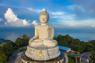 Beyaz big Buddha hava fotoğrafçılığı manzara mavi gökyüzü ve Phuket arkasında mavi okyanus. Beyaz büyük Buda Phuket