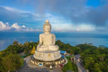Beyaz big Buddha hava fotoğrafçılığı manzara mavi gökyüzü ve Phuket arkasında mavi okyanus. Beyaz büyük Buda Phuket