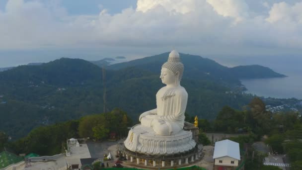 Phuket Big Buddha Ist Eines Der Wichtigsten Und Verehrten Wahrzeichen — Stockvideo