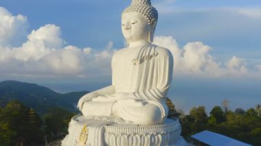 Phuket Big Buddha adanın en önemli biridir ve ne zaman sen var Buda yüksek dağın olduğunu island.big üzerinde saygı yerlerinden Phuket Adası etrafında görebilirsiniz
