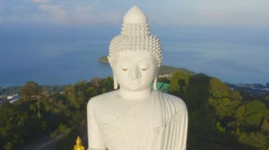 Phuket Big Buddha adanın en önemli biridir ve ne zaman sen var Buda yüksek dağın olduğunu island.big üzerinde saygı yerlerinden Phuket Adası etrafında görebilirsiniz
