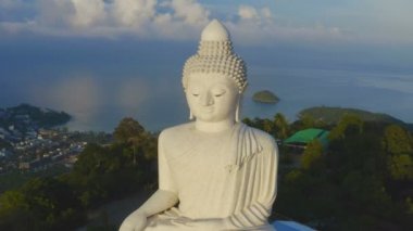 Phuket Big Buddha adanın en önemli biridir ve ne zaman sen var Buda yüksek dağın olduğunu island.big üzerinde saygı yerlerinden Phuket Adası etrafında görebilirsiniz