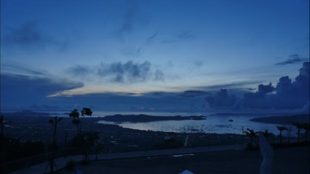 时光流逝普吉岛大佛是岛上最重要 最受尊崇的地标之一 大佛在高山上可以看到周围的普吉岛 当你在那里 — 图库视频影像