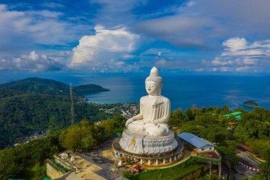 areial görünüm beyaz bulut Phuket big Buddha, mavi gökyüzünde.