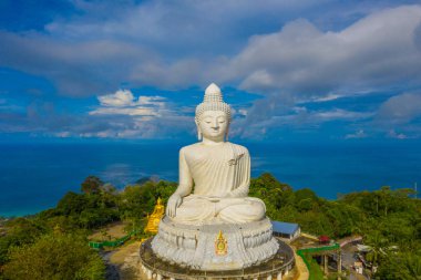 areial görünüm beyaz bulut Phuket big Buddha, mavi gökyüzünde.