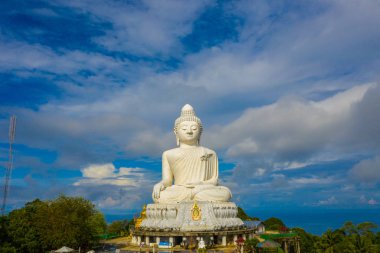 areial görünüm beyaz bulut Phuket big Buddha, mavi gökyüzünde.