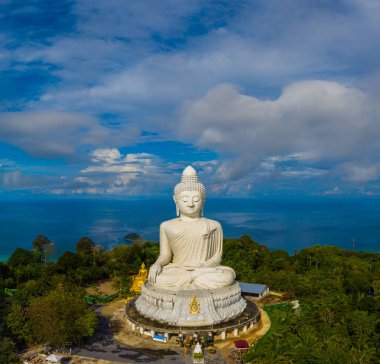 areial görünüm beyaz bulut Phuket big Buddha, mavi gökyüzünde.
