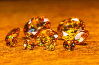 sarı elmas altın adam üzerinde farklı boyutta