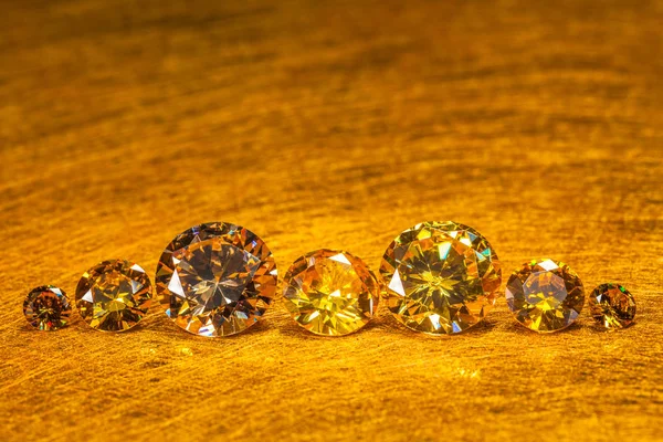 Diamantes Amarelos Tamanho Diferente Backgroun Dourado — Fotografia de Stock