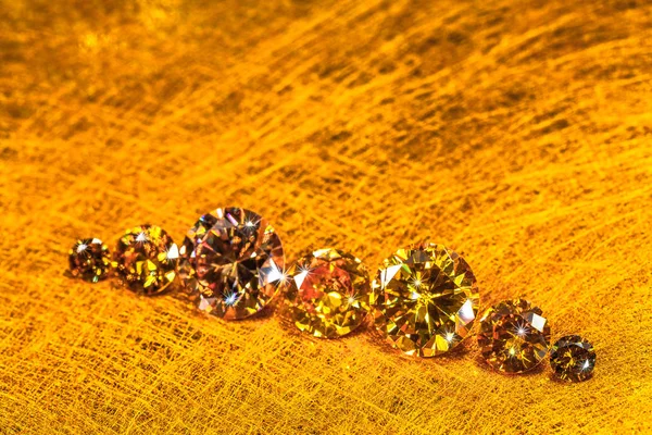 Diamantes Amarillos Diferentes Tamaños Sobre Fondo Dorado —  Fotos de Stock