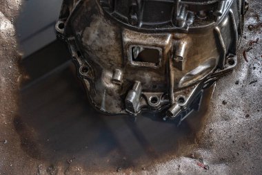 Eski alt yıkanmış ve bakımlı garajda dağıtıldı.