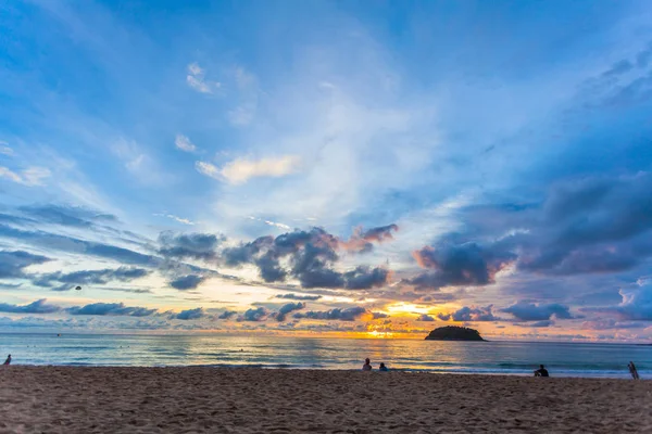 Belo Pôr Sol Atrás Ilha Praia Kata Phuket Monte Turistas — Fotografia de Stock