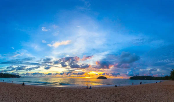 普吉岛卡塔海滩 在浦岛后的全景美丽的日落 日落时分 许多游客在海滩上放松身心 — 图库照片