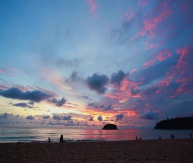 zaman atlamalı günbatımı Pu Adası'nda Kata beach Kata beach üzerinde yürüme sırasında günbatımı süresi turistlerin Phuket.a çok arkasında.