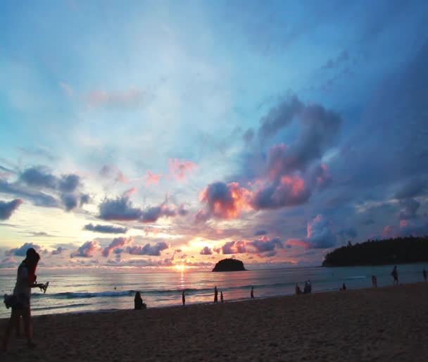 时间流逝美丽的日落后浦岛普吉岛卡塔海滩 日落时分 许多游客在海滩上放松身心 — 图库视频影像