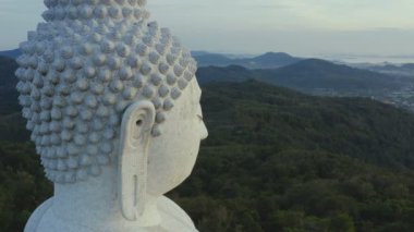 Phuket Big Buddha adanın en önemli biridir ve ne zaman sen var Buda yüksek dağın olduğunu island.big üzerinde saygı yerlerinden Phuket Adası etrafında görebilirsiniz