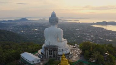 Phuket Big Buddha adanın en önemli biridir ve ne zaman sen var Buda yüksek dağın olduğunu island.big üzerinde saygı yerlerinden Phuket Adası etrafında görebilirsiniz