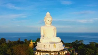 Phuket Big Buddha adanın en önemli biridir ve ne zaman sen var Buda yüksek dağın olduğunu island.big üzerinde saygı yerlerinden Phuket Adası etrafında görebilirsiniz