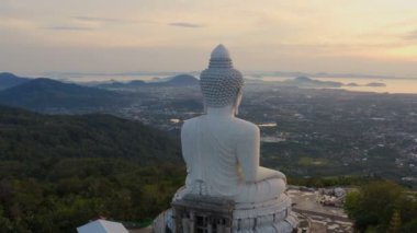 Phuket Big Buddha adanın en önemli biridir ve ne zaman sen var Buda yüksek dağın olduğunu island.big üzerinde saygı yerlerinden Phuket Adası etrafında görebilirsiniz