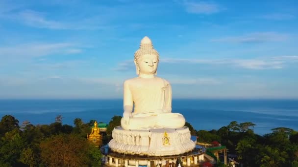 Phuket Big Buddha Ist Eines Der Wichtigsten Und Verehrten Wahrzeichen — Stockvideo