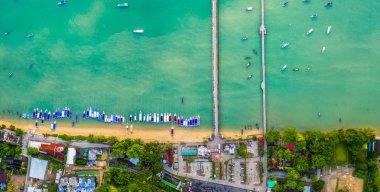 Panorama üstten görünüm Chalong piers bir sürü tekne otopark Chalong beach çevresinde