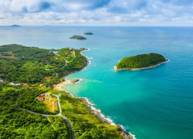 havadan görünümü panorama Phromthep cape ve rüzgar tubine bakış.