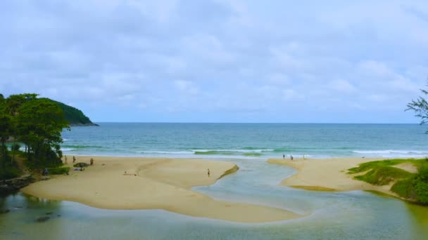 在奈汉海滩上空鸟瞰日落 奈汉海滩是泰国普吉岛的著名地标和受欢迎的日落观景 — 图库视频影像