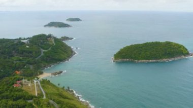 Panorama Laem Promthep Cape adlı. Simgesel Yapı ve Phuket Tayland popüler bakış açısı. Her gün bir sürü turist gelir burada izlerken günbatımı.