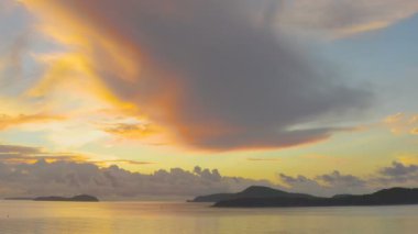 Rawai beach Phuket Tayland güneş doğarken. bulutlu gökyüzü ile Rawai denizde balıkçı teknesi