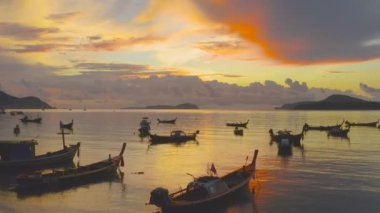 Rawai beach Phuket Tayland güneş doğarken. bulutlu gökyüzü ile Rawai denizde balıkçı teknesi