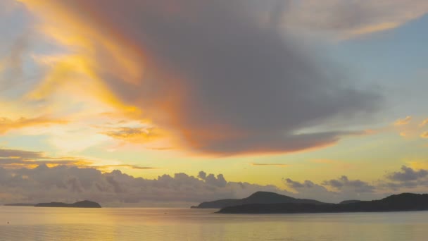 在泰国普吉岛拉威海滩日出 拉威海的渔船 多云的天空 — 图库视频影像