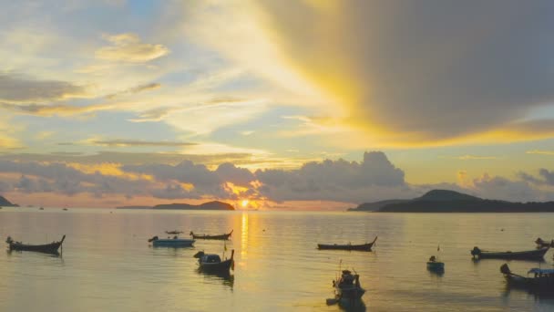 Sunrise Rawai Beach Phuket Thailand Fishing Boat Rawai Sea Cloudy — Stock Video