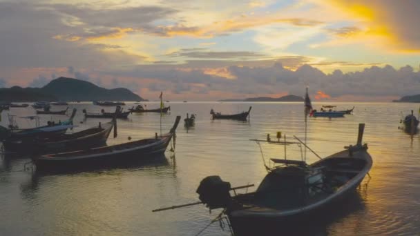 Lever Soleil Sur Plage Rawai Phuket Thaïlande Bateau Pêche Dans — Video