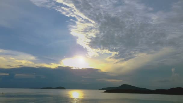 在普吉岛拉威海滩上空的延时日出泰国 — 图库视频影像