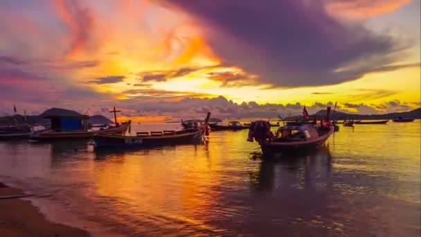 Lapso Tiempo Hermoso Amanecer Por Encima Los Barcos Pesca Playa — Vídeos de Stock