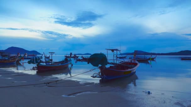 时间流逝的渔船在蓝色的日出 在拉威海滩的早晨的蓝天 — 图库视频影像