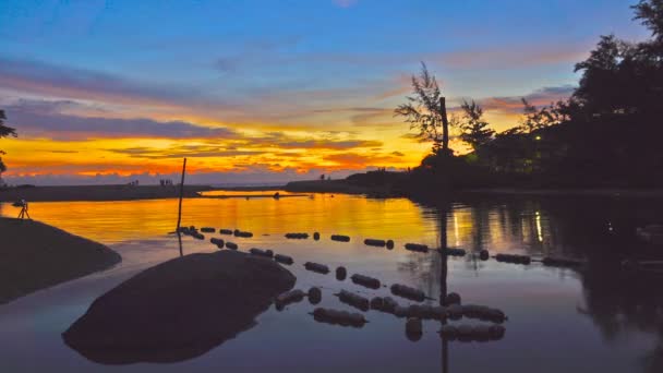 ナイハーン ナイハーン湖の美しい夕日の Beachtime 経過を反映の時間経過のミステリー — ストック動画