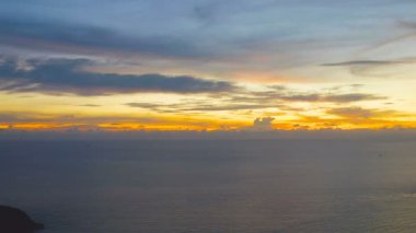 Nai Harn beach yukarıda hava görünümünü günbatımı. Nai Harn beach famouse Simgesel Yapı ve popüler günbatımı bakış açısı Phuket Tayland olduğunu.