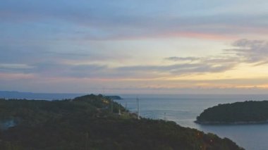 Nai Harn beach yukarıda hava görünümünü günbatımı. Nai Harn beach famouse Simgesel Yapı ve popüler günbatımı bakış açısı Phuket Tayland olduğunu.